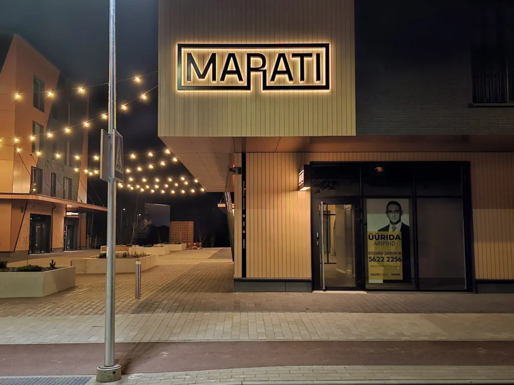 Marati logo maja seinal valgustähtedena