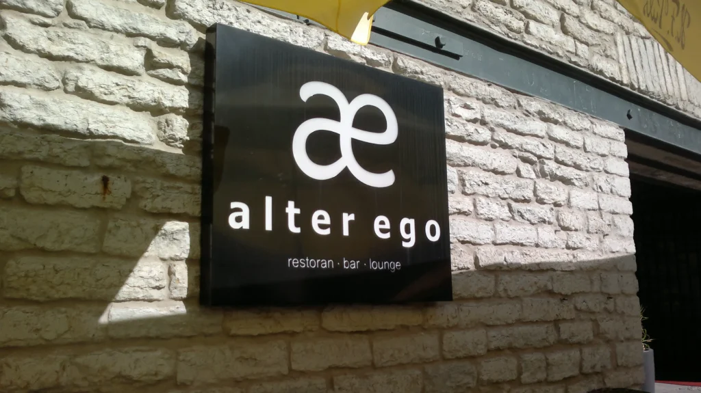 Alter Ego yhepoolne valguskast