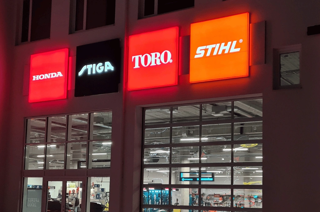 Logokastid maja seinal