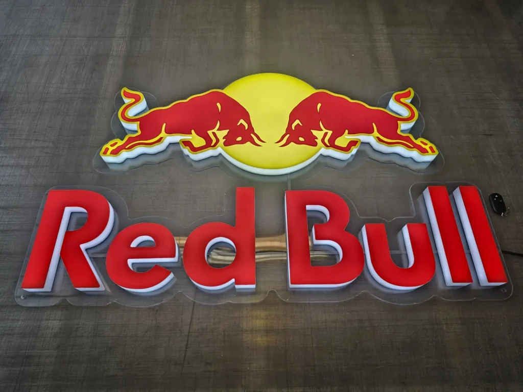 Red bull külgedele valgustatud tähed ja logo